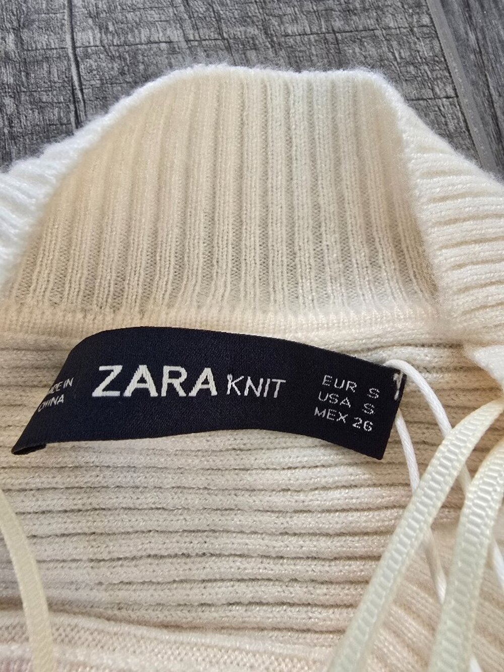 ZARA KNIT SMALL CREAM SWEATER